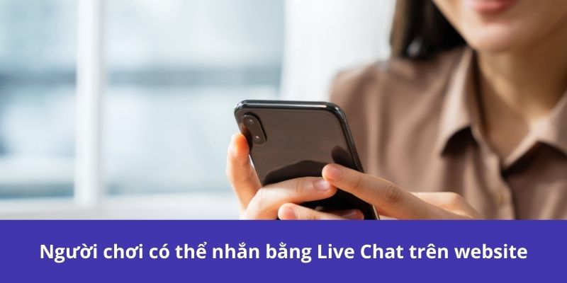 Người chơi có thể nhắn bằng Live Chat trên website